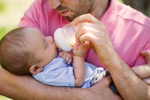 The efficient parent&rsquo;s guide to bottle feeding